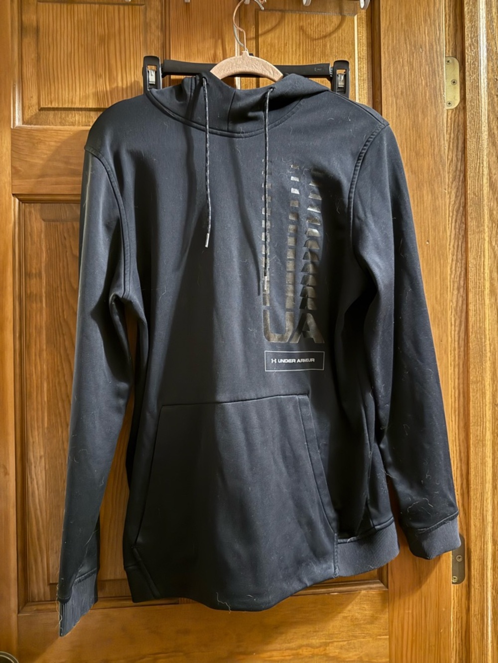 Under Armour Men’s medium Black Hooded Pullover